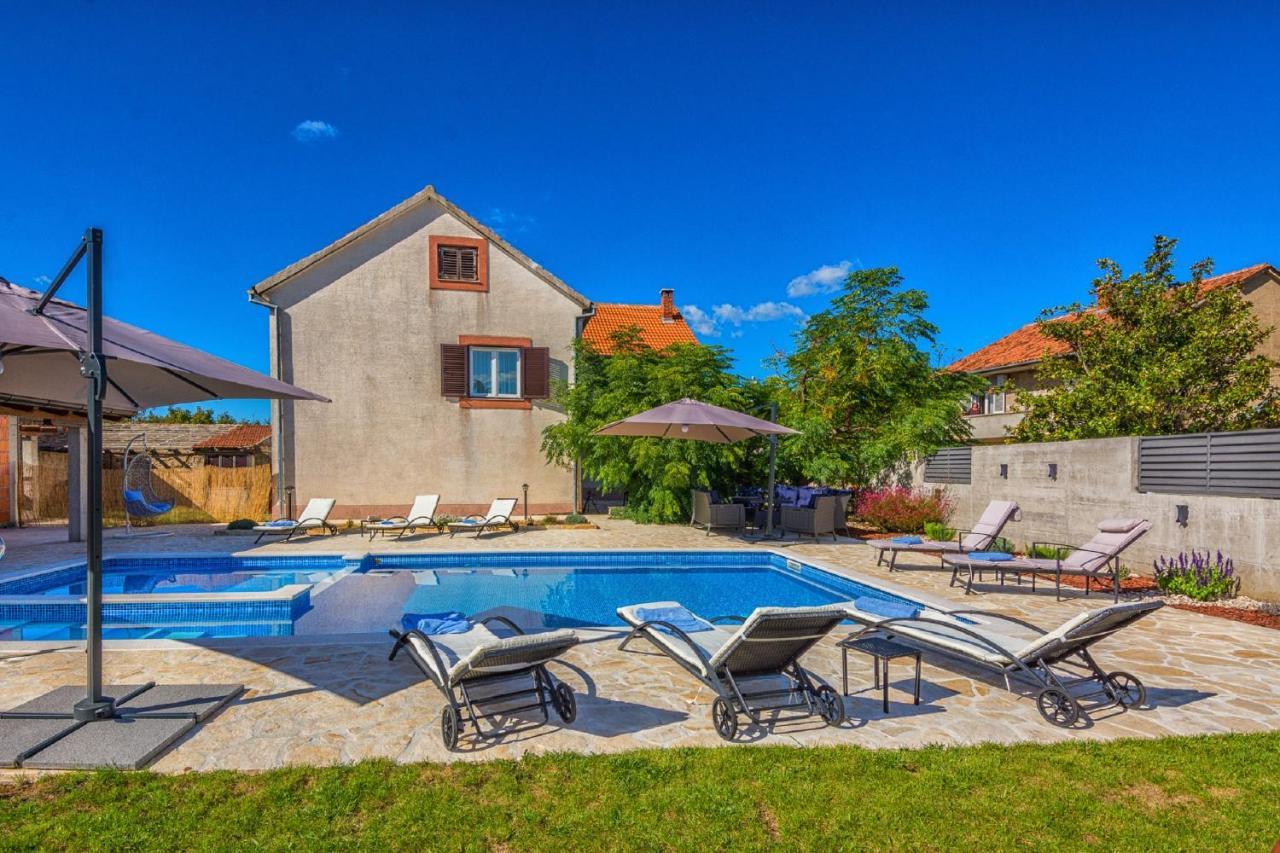Holiday Home Tower With Private Pool, Sauna And Quads Smilcic Buitenkant foto