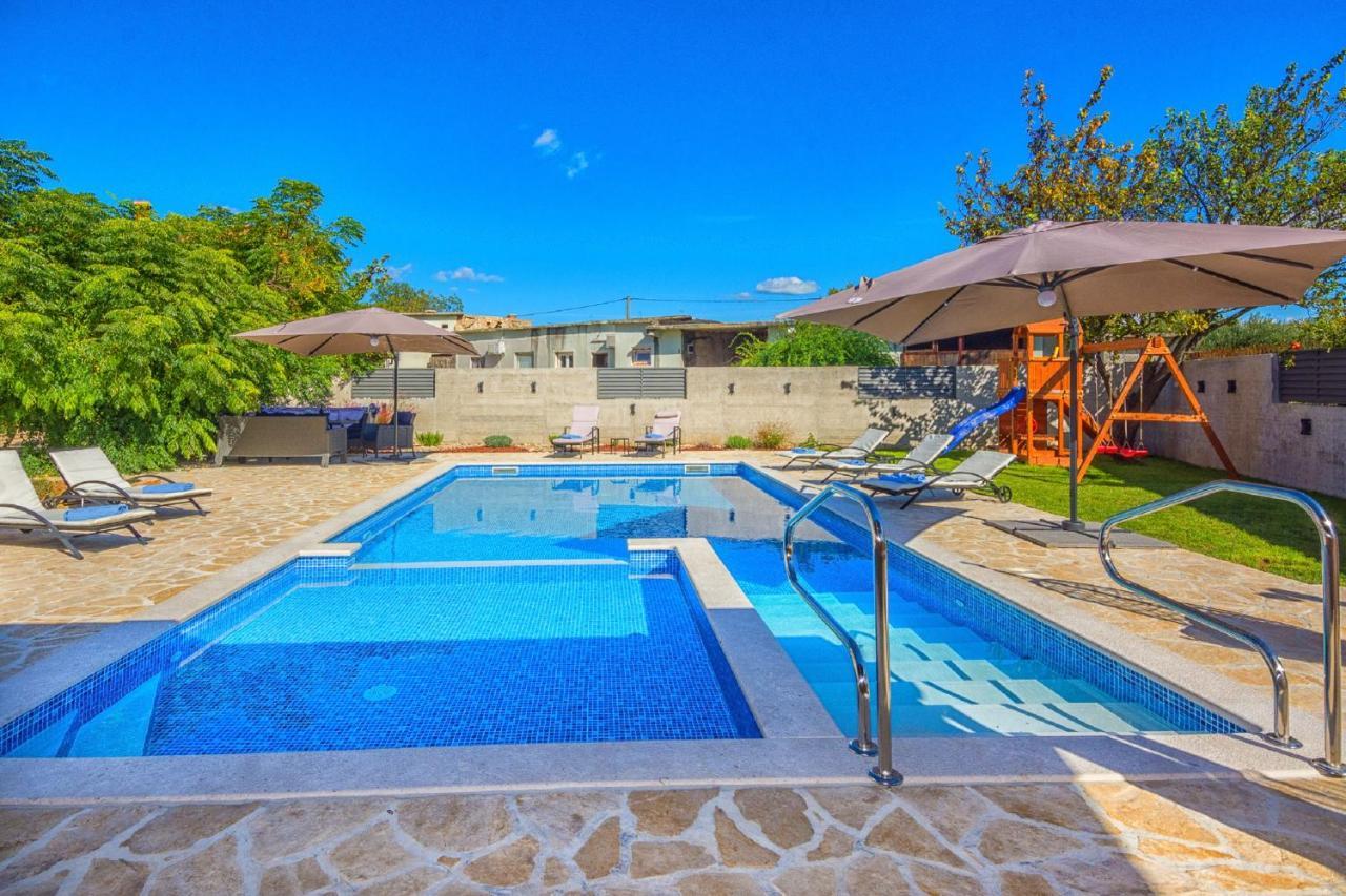 Holiday Home Tower With Private Pool, Sauna And Quads Smilcic Buitenkant foto