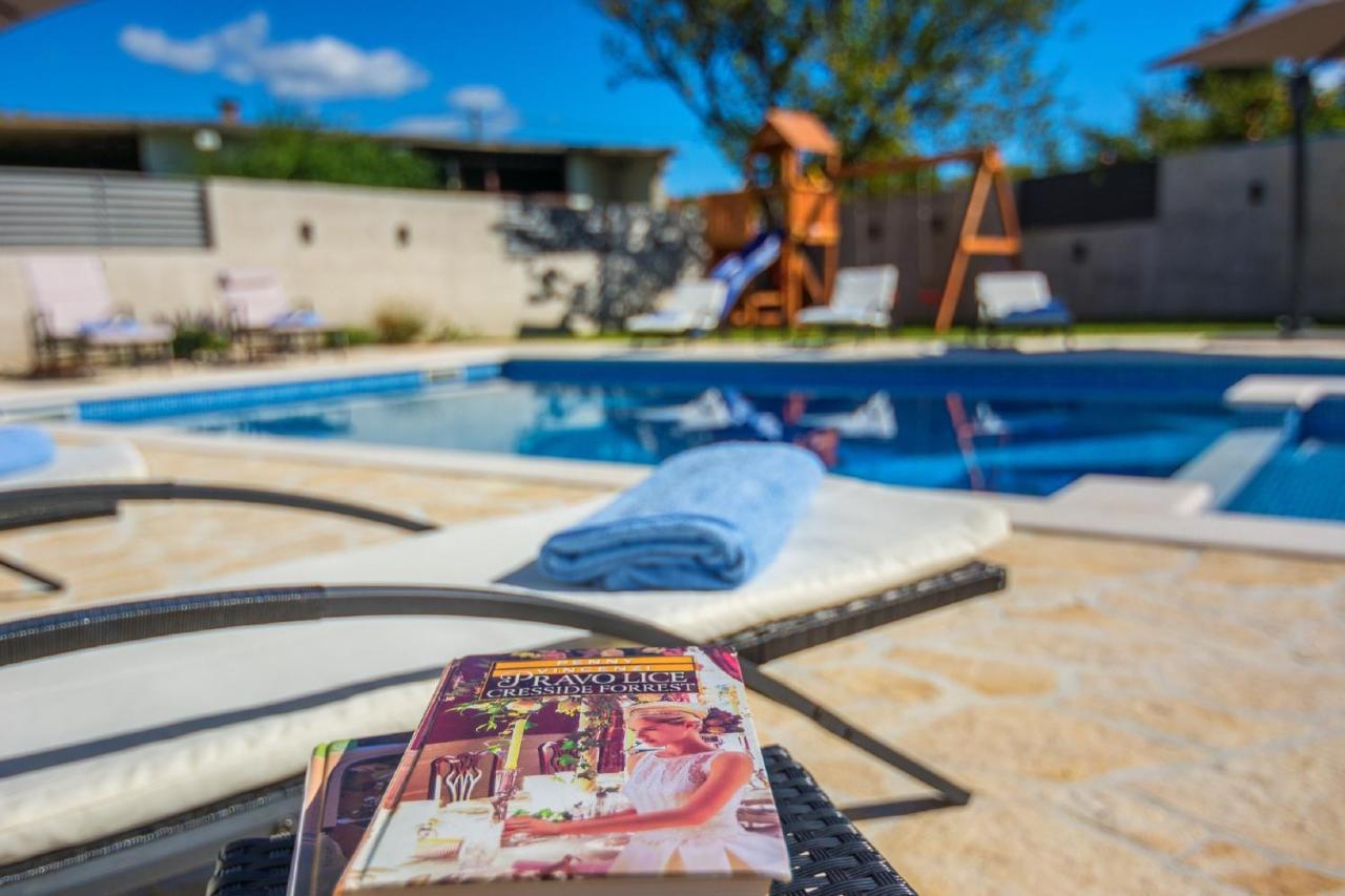 Holiday Home Tower With Private Pool, Sauna And Quads Smilcic Buitenkant foto
