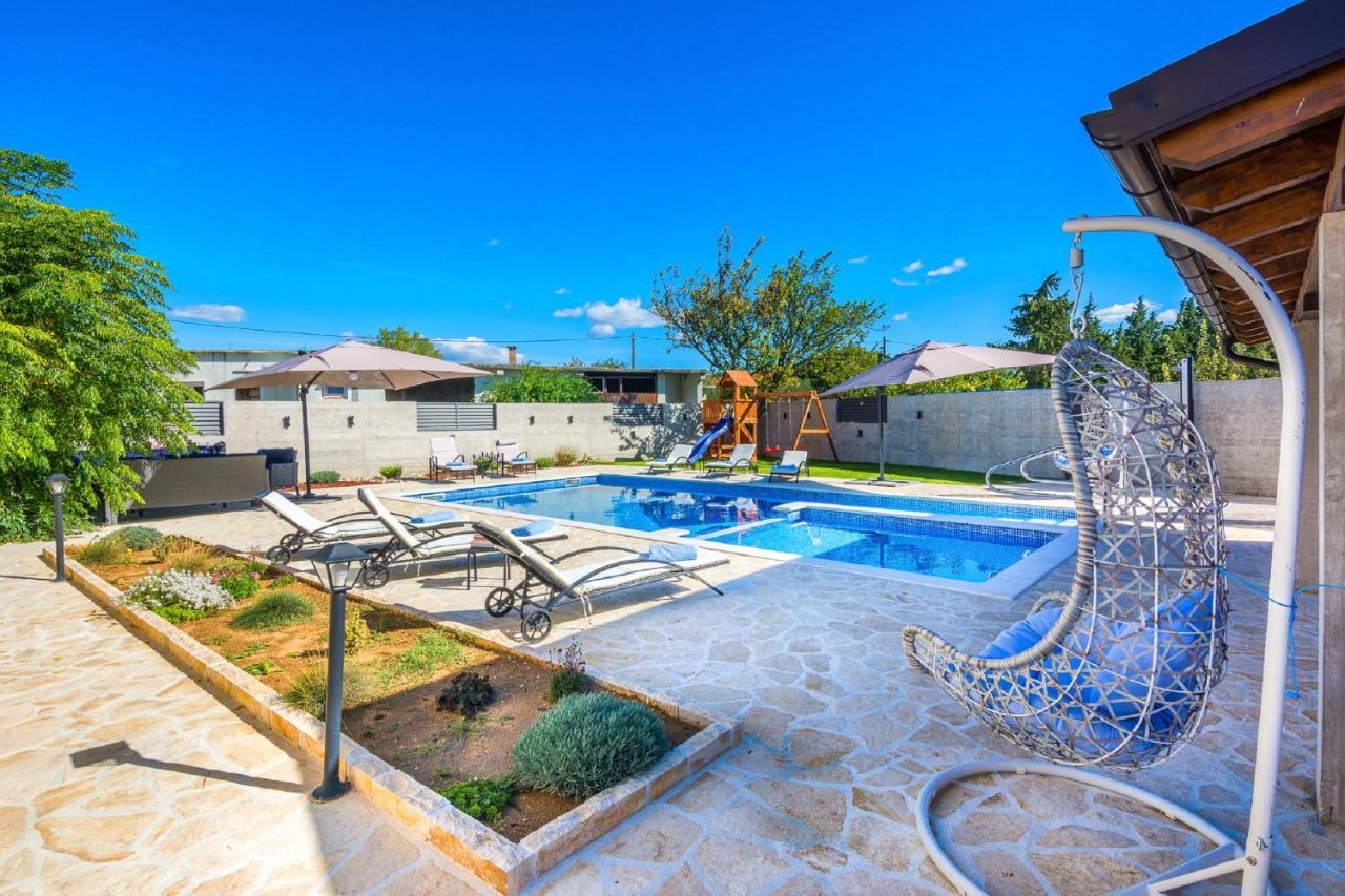 Holiday Home Tower With Private Pool, Sauna And Quads Smilcic Buitenkant foto